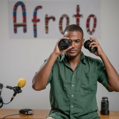 L'homme sénégalais tient l'objectif de l'appareil photo