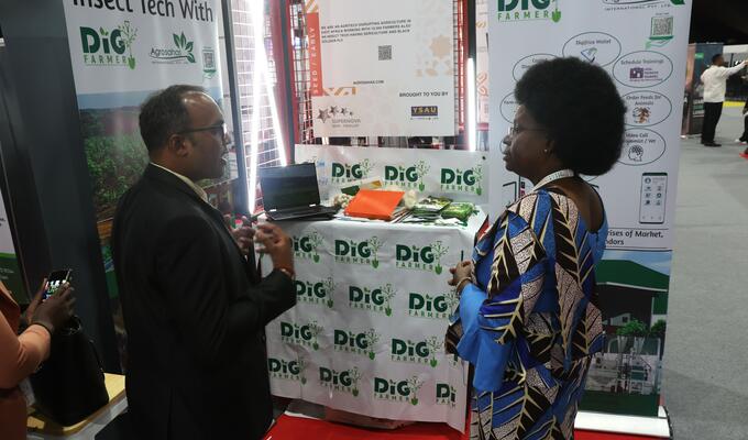 Government minister speaks with entrepreneur at expo