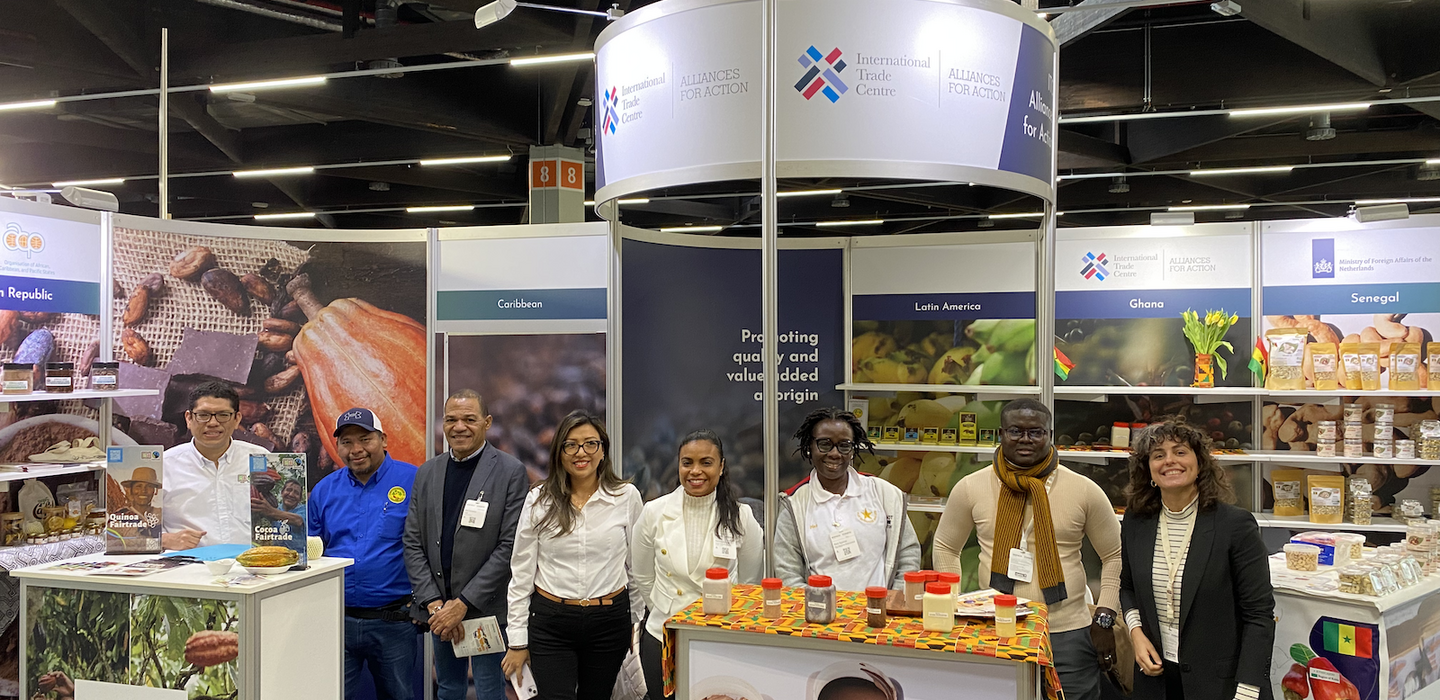 Un groupe de producteurs d'aliments bio d'Afrique et des Caraïbes participe à une foire commerciale.